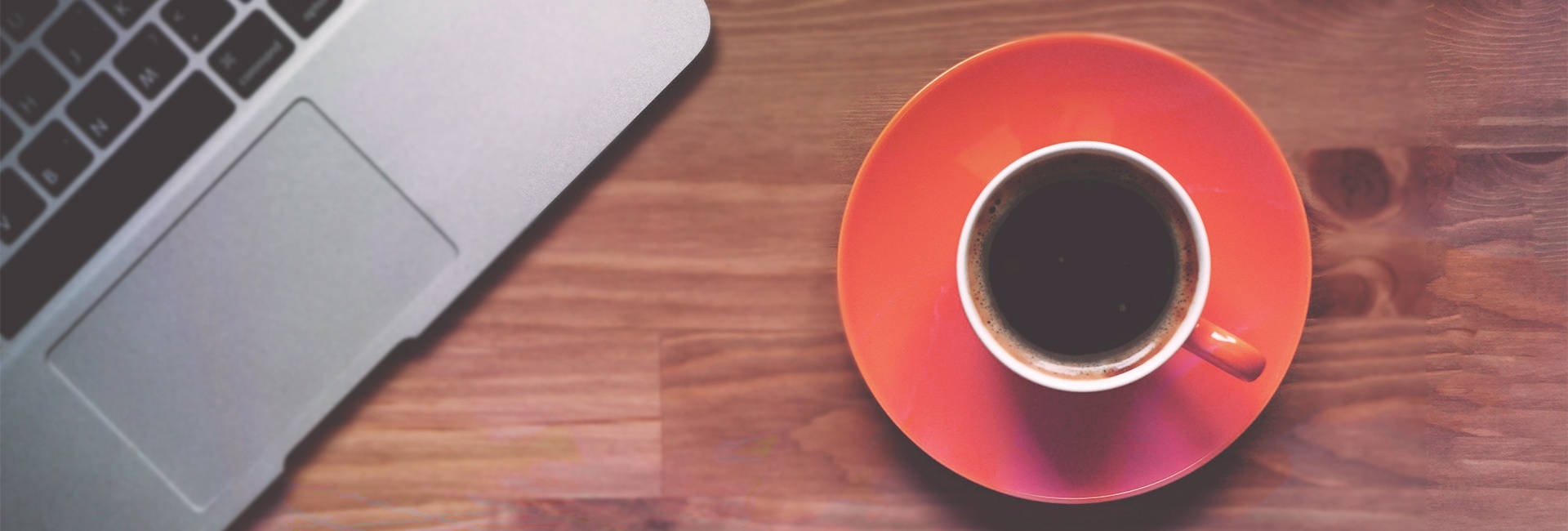 tavolo con caffe e laptop